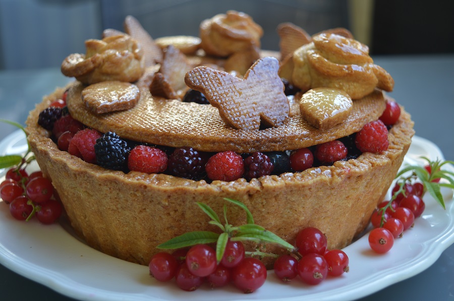 Crostata con frangipane al cocco e frutti di bosco - La Pasticceria di Manu